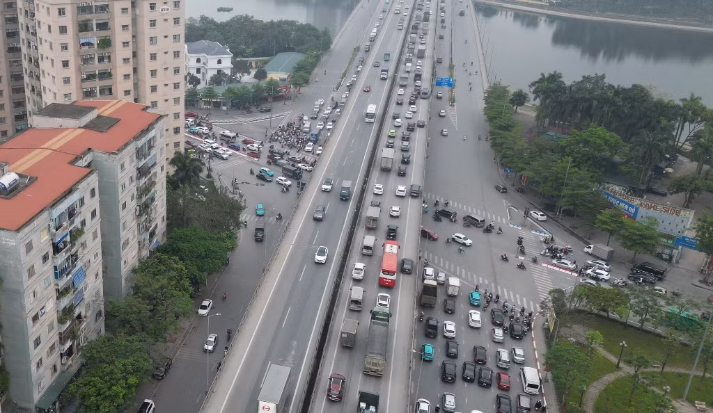 Nút giao thông ngã 5 - lớn nhất Linh Đàm là Nguyễn Hữu Thọ - Nghiêm Xuân Yêm đang có 5 hướng đường với mật độ giao thông lớn đổ về như Nguyễn Hữu Thọ (cả hai chiều), Nghiêm Xuân Yêm, Hoàng Liệt (Vành đai 3 dưới thấp) và đường trên cao Vành đai 3.