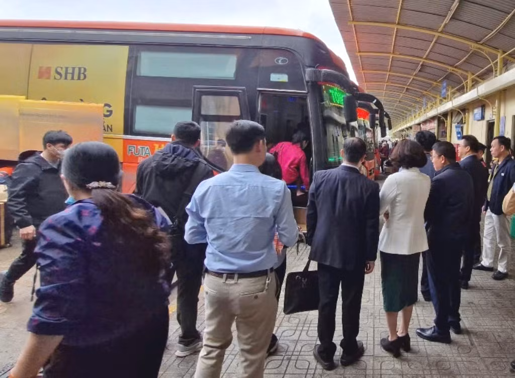 Trong sáng nay, đoàn công tác của Ủy Ban An toàn giao thông đã kiểm tra 2 bến xe là Mỹ Đình và Nước Ngầm.