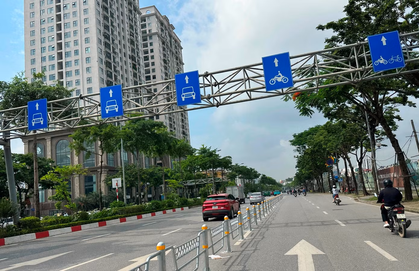 Thay vì đi lại hỗn hợp, từ 1/7 tới tất cả phương tiện ô tô xe máy lưu thông trên hai tuyến đường Võ Chí Công và Phạm Văn Đồng phải đi theo làn riêng.