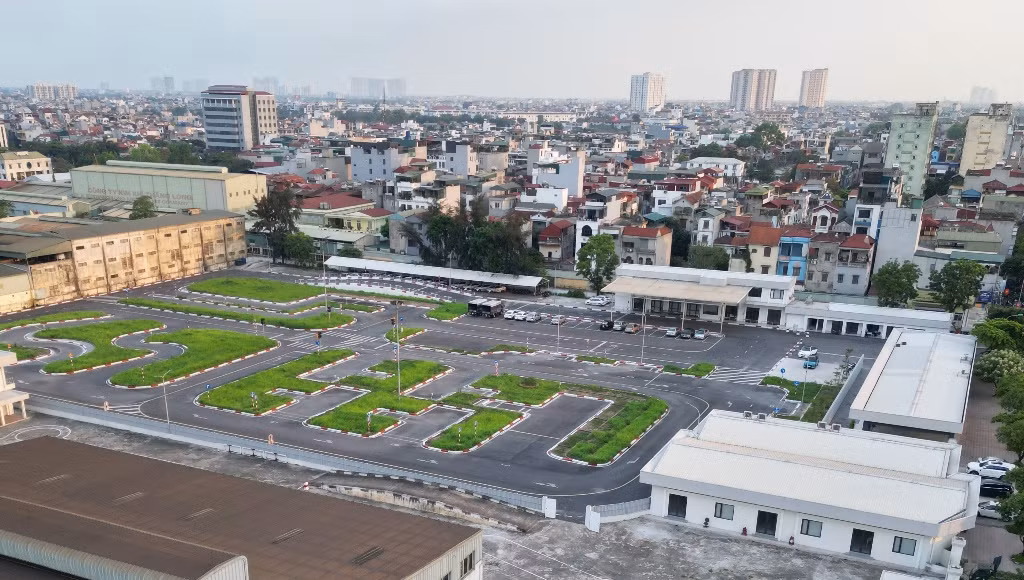 Lý giải cho việc này, đại diện Phòng CSGT Hà Nội cho biết do công tác đào tạo nhân sự và công tác tổ chức đấu thầu, ký hợp đồng giữa các trung tâm với cơ quan quản lý cần có thời gian chuẩn bị và thực hiện.
