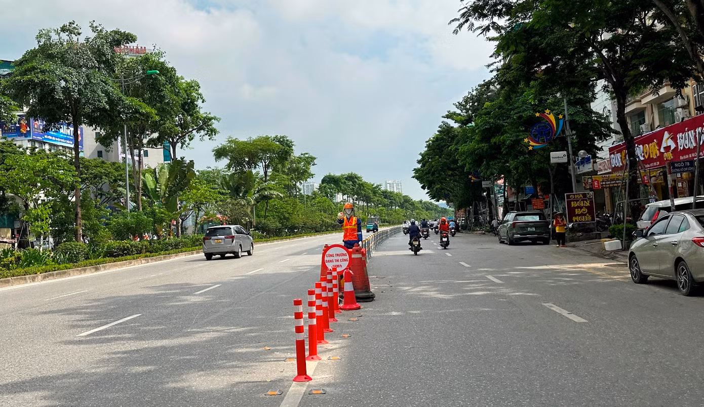Các cọc tiêu cao su này mang tính cảnh báo từ xa, nếu xe có va chạm vào cũng không gây thương tích. Việc lắp đặt hàng rào sắt để chuẩn bị thực hiện kế hoạch phân làn, tách dòng ô tô, xe máy.