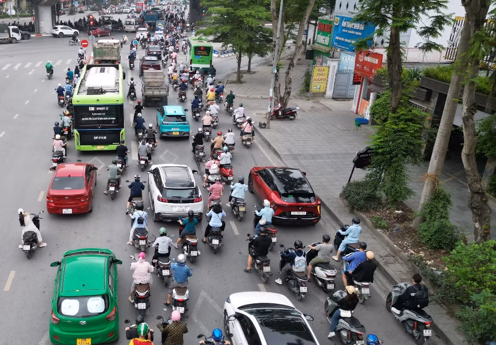 Sáng 23/4, ùn ứ đường Nguyễn Hữu Thọ hướng Linh Đàm qua nút.