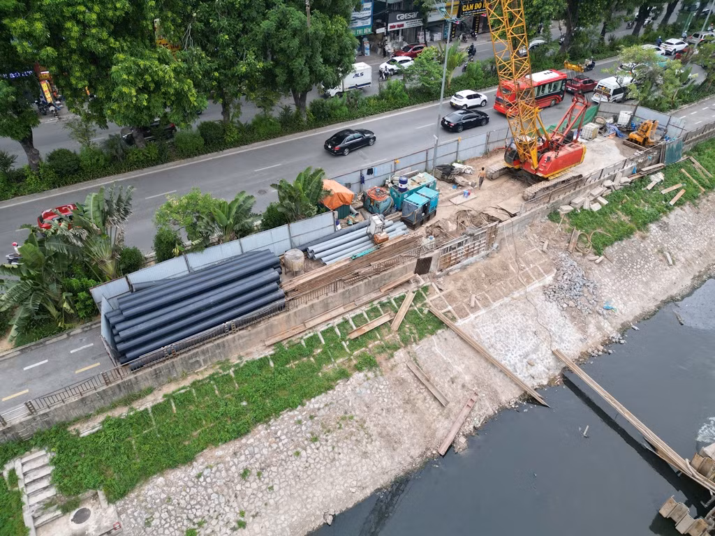 Các đơn vị thi công cho biết, họ đang lắp đặt đường ống thu gom nước phía bờ đối diện, hướng Ngã Tư Sở - Cầu Giấy.