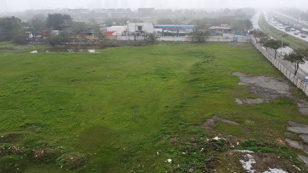 Có diện tích hơn 2,7 ha nằm trong nội thành Hà Nội nhưng dự án đang bị bỏ không cả chục năm nay.