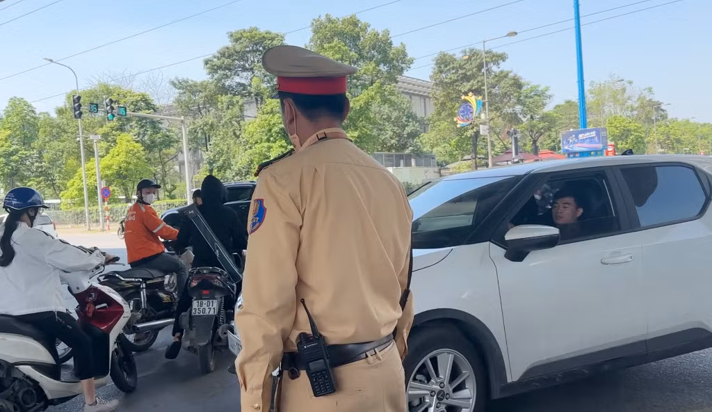 Trong giờ cao điểm những ngày vừa qua, trong đó có sáng 13/5 (ảnh) CSGT đã đứng điều tiết trực tiếp theo phương án trên.