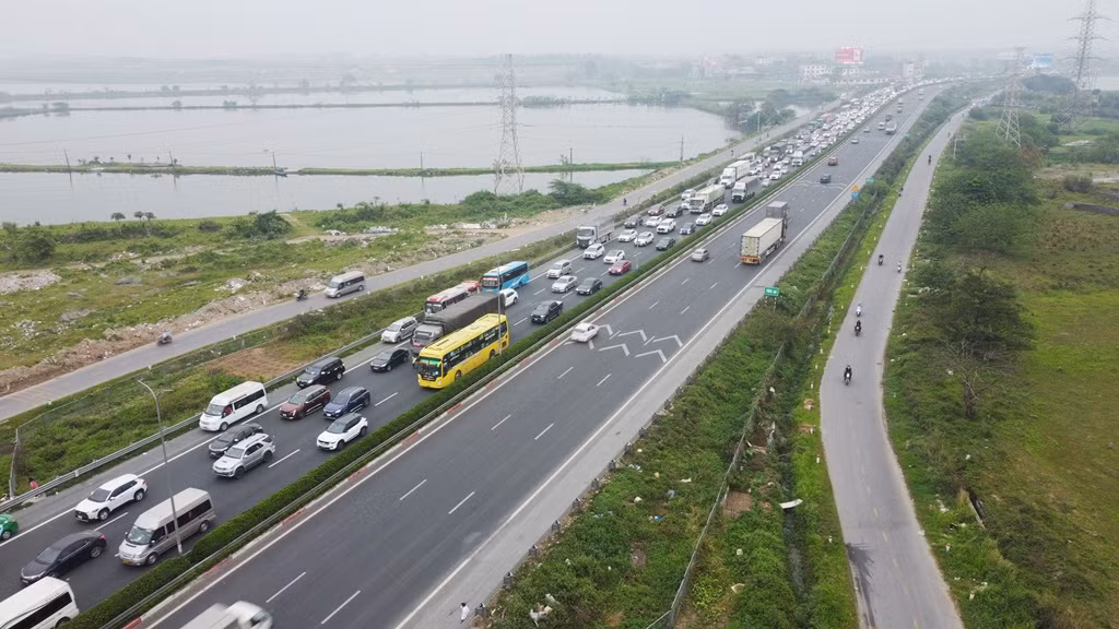Đánh giá đây cũng là một hình thức làm cầu cạn, nhưng để làm theo hình thức này, nhà đầu tư phải làm đến 2 nguyên đơn cầu, và thay vì chỉ làm một trụ đỡ thì nhà đầu tư phải làm cả hai dãy trụ chạy song song hai bên đường cao tốc. Điều này khiến thời gian thi công lâu và chắc chắn chi phí sẽ cao hơn so với làm 1 trụ.