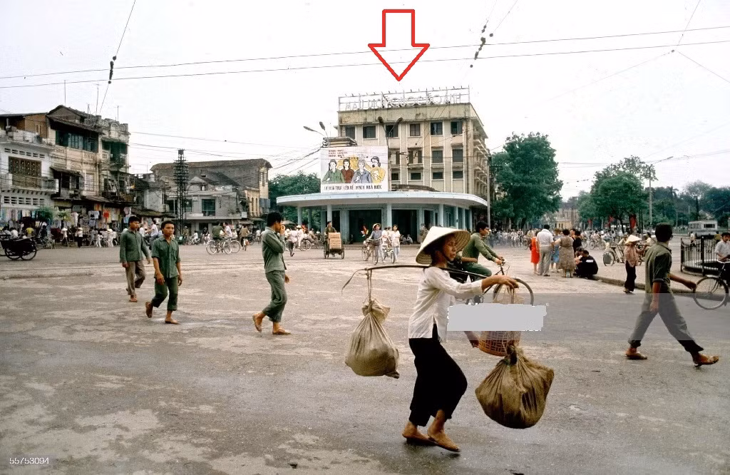 Vào thời điểm sau năm 1990, khi các tàu điện bánh sắt, bánh hơi được thành phố Hà Nội dừng hoạt động khu vực bến tàu điện (vị trí Hàm Cá Mập hiện nay - mũi tên đỏ) đã bỏ không một thời gian và hạ tầng cũ, xuống cấp.