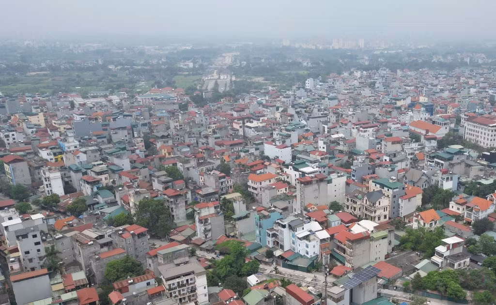 Đoạn 400 mét còn lại và nút giao với đường vành đai 3 vẫn đang còn tồn tại nhà của hàng trăm hộ dân sinh sống tại đây.
