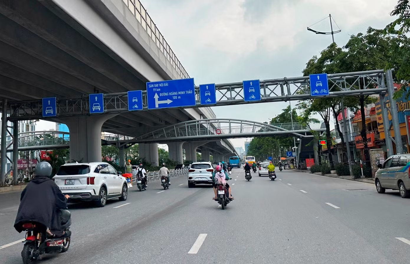 Trong những ngày đầu có biển báo và hàng rào sắt phân làn xe, nhiều chủ phương tiện chưa quen, di chuyển xe còn lộn xộn, không theo biển báo, thậm chí nhiều loại xe còn đi vào một làn, gây ùn tắc.
