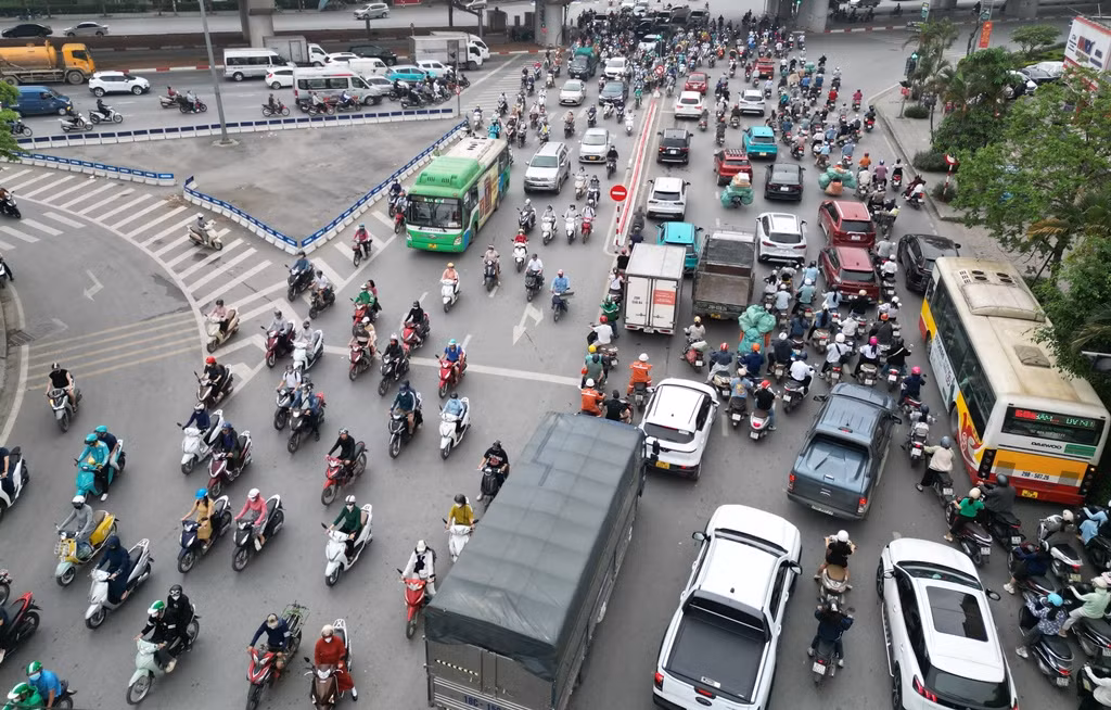 Ngoài lưu lượng xe đông, phương án tổ chức giao thông tại đây đang có một số bất cập cũng là nguyên nhân chính gây mật độ xe cao, ùn tắc