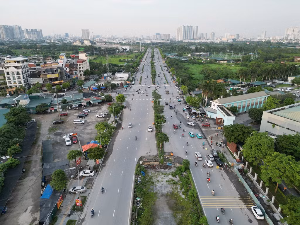 Hiện tuyến đường dài 2,5 km, rộng 10 làn xe với hạ tầng đồng bộ, dải phân cách chia các làn ô tô xe máy đã thông xe và đặt tên là đường Phạm Tu hơn 5 năm nay