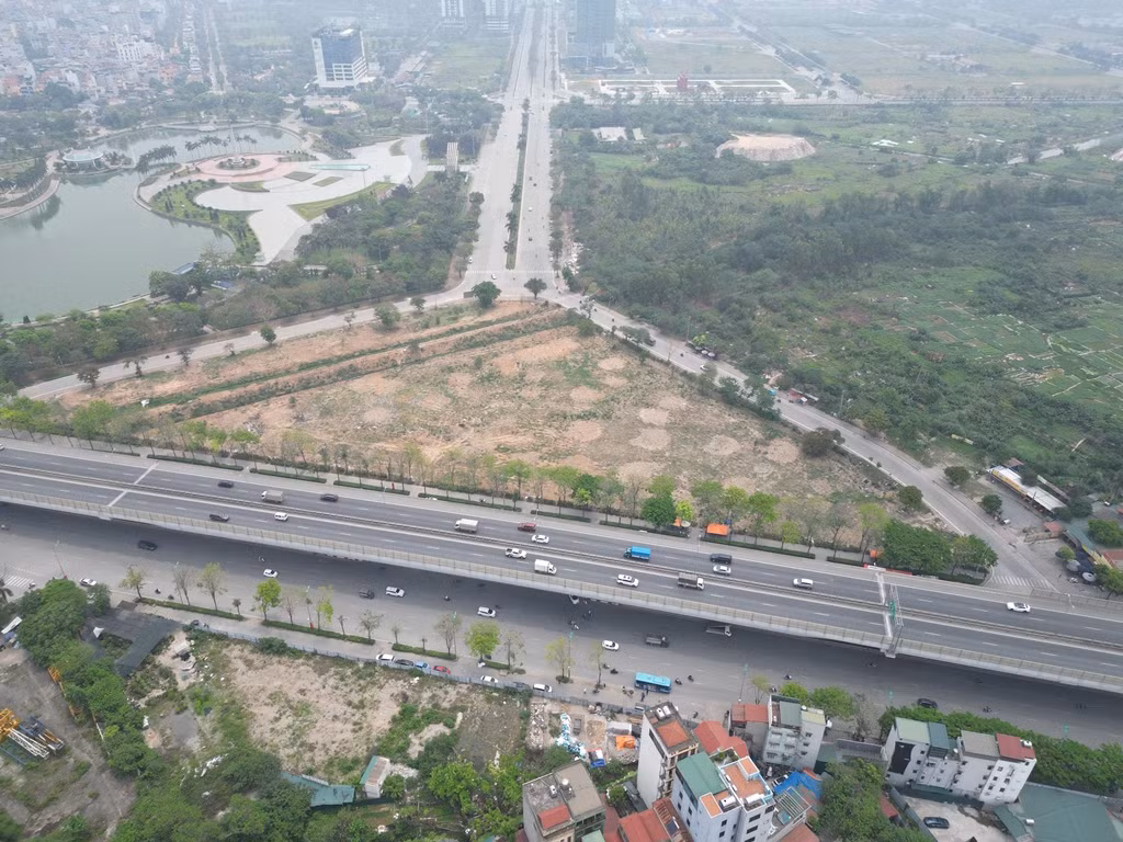 Để GPMB được hơn 400 hộ dân còn lại ở xã Cổ Nhuế 2, có mặt bằng thi công 400m còn lại cũng như nút giao với vành đai 3, đại diện UBND quận Bắc Từ Liêm cho biết rất khó khăn, tuy nhiên trong 6 tháng còn lại quận đặt ra mục tiêu hoàn thành việc này.
