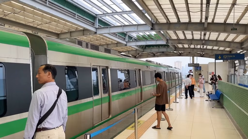 Ga Yên Nghĩa là ga đầu cuối tuyến dự án đường sắt đô thị Cát Linh - Hà Đông nên gần như trong ngày lúc nào cũng có đông hành khách đi tàu điện.