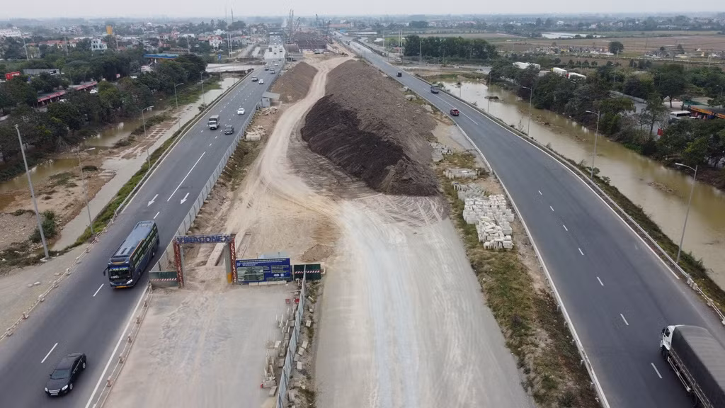 Cho ý kiến về việc này, lãnh đạo Đội Tuần tra kiểm soát giao thông đường bộ số 3, Cục CSGT cho biết, hiện cao tốc Cầu Giẽ - Ninh Bình đoạn từ nút giao Vực Vòng đến nút giao Cao Bồ (qua Hà Nam) đang có 2 công trường thi công nút giao để đấu nối với cao tốc do UBND tỉnh Hà Nam làm chủ đầu tư.