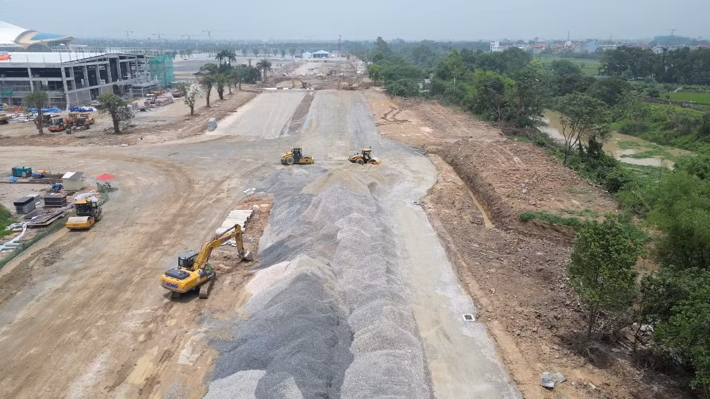 Dự án cầu Tứ Liên phía Đông Anh đang thi công sôi động và đã hình thành tuyến đường dự án dài khoảng 2 km.