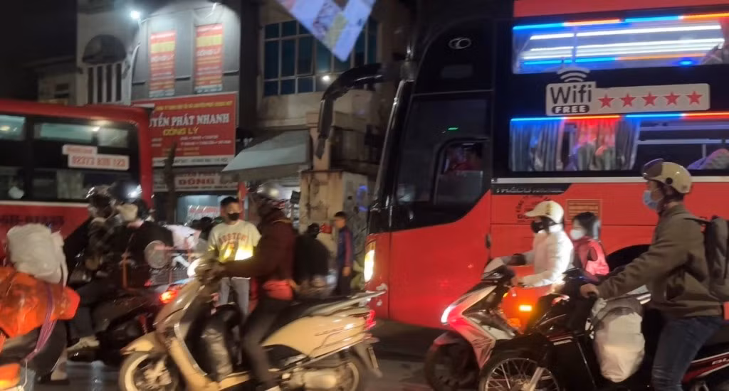 Đường Giải Phóng ùn tắc kéo dài trong ngày người dân kết thúc kỳ nghỉ Tết (mùng 5 Tết) và đang trở lại nội thành Hà Nội để bắt đầu ngày làm việc, học tập đầu năm.