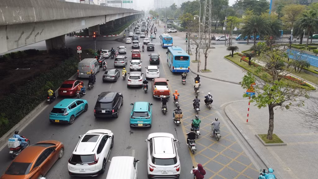 Sau khi giao cho các đơn vị chức năng khảo sát và đếm xe, đại diện Sở Xây dựng cho biết, mặc dù đường Phạm Hùng qua nút không ùn tắc nhưng do lưu lượng xe rẽ phải, rẽ trái tại nút nhiều nên khi gặp đèn đỏ thường dừng lại với số lượng lớn, gây ùn ứ cho các dòng xe đi thẳng trên đường Phạm Hùng.