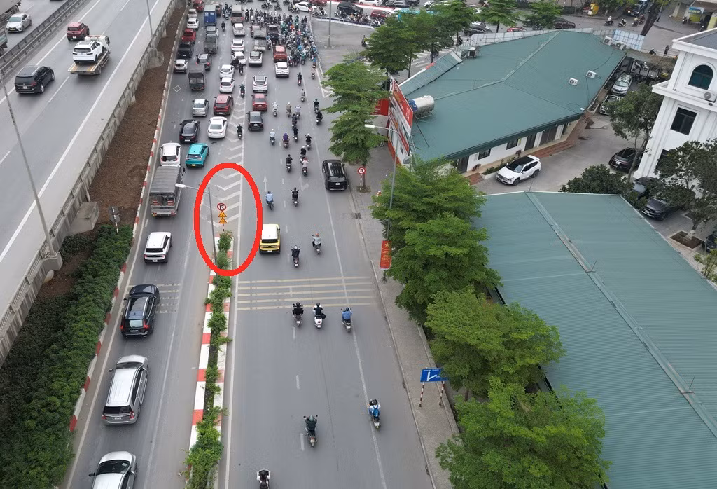 Cụ thể, hiện lượng ô tô từ đường trên cao xuống nút giao rất lớn nhưng khi phương tiện đi xuống có nhu cầu sang đường Nguyễn Hữu Thọ đều không được rẽ phải hoặc trái, các xe phải đi qua nút rồi quay đầu dẫn đến xe phải qua nút rồi vòng đi, vòng lại đến 2 lần.