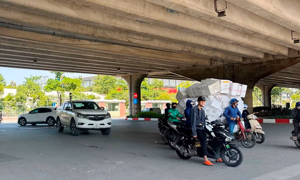 Phương án ô tô, xe máy rẽ trái, phải được vào trung tâm nút giao để đừng chờ đèn đã giảm lượng xe đứng trên đường Phạm Hùng.