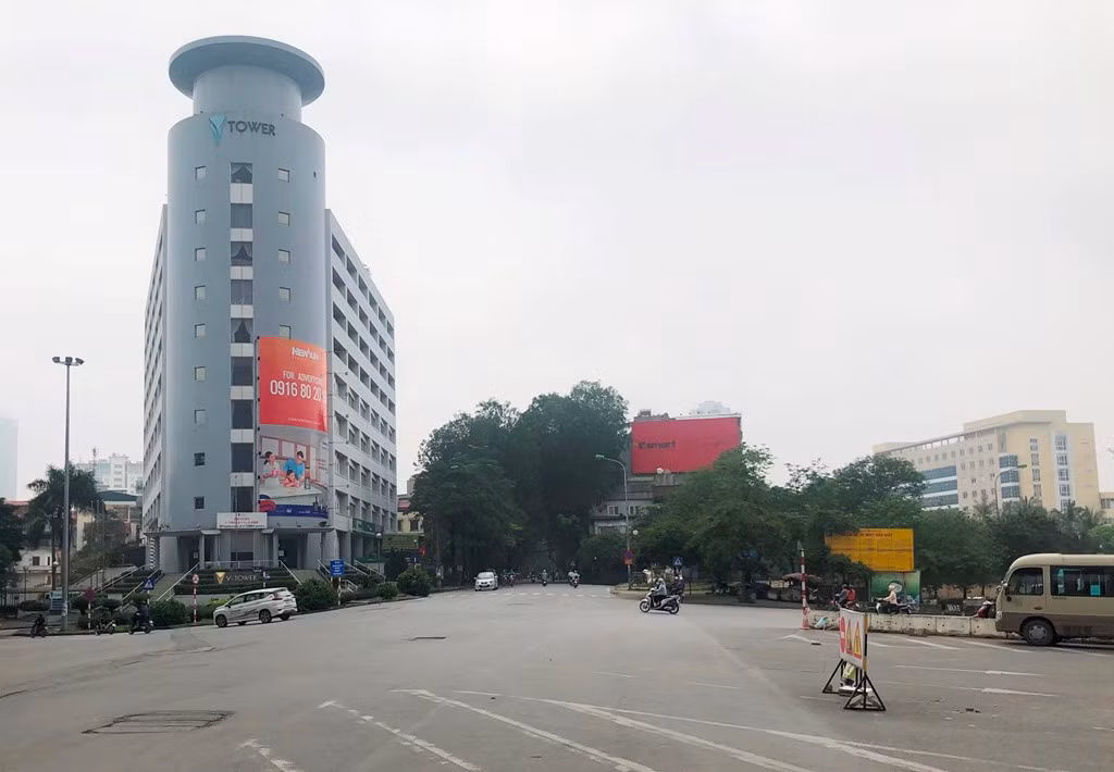 Tại dự án đường Vành đai 1 đoạn Hoàng Cầu - Voi Phục do Ban QLDA đầu tư xây dựng công trình dân dụng và văn hóa TP Hà Nội làm chủ đầu tư, công trường cũng chưa được thi công, các vị trí mặt bằng được giải phóng vẫn đang bỏ không và là đường cụt.