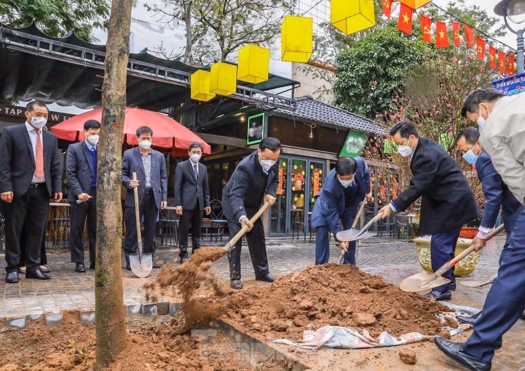Theo ông Long, Lễ phát động Tết trồng cây tại Phố Sách Hà Nội là hoạt động thiết thực nhằm nâng cao nhận thức, huy động sức mạnh và sự chung tay của cả cộng đồng hưởng ứng lời Hồ Chủ tịch đã dạy: “Mùa xuân là tết trồng cây; làm cho đất nước càng ngày càng xuân”; tăng cường bảo vệ cây xanh, bảo vệ môi trường và góp phần đổi mới cảnh quan vì mục tiêu xây dựng Thủ đô và quận Hoàn Kiếm ngày càng “xanh - văn hiến - văn minh và hiện đại”. Trong ảnh, Bí thư Thành uỷ Hà Nội Đinh Tiến Dũng và đại diện UBND thành phố, quận Hoàn Kiếm trồng cây tại Phố Sách. Ảnh: Duy Phạm