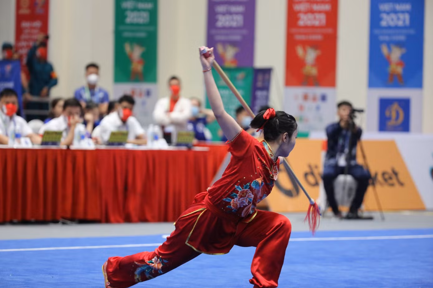 Đặng Tiểu Bình sở hữu khuôn mặt xinh đẹp.