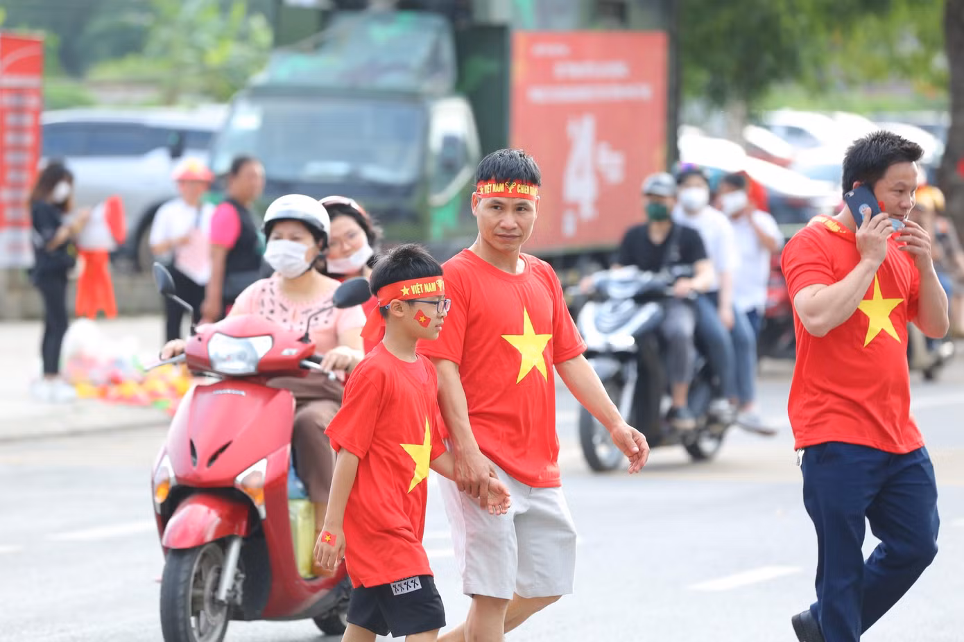 Người già, trẻ nhỏ...đều hào hứng xem U23 thi đấu, tạo nên bầu không khí sôi động bên ngoài sân vận động Việt Trì trước giờ bóng lăn.