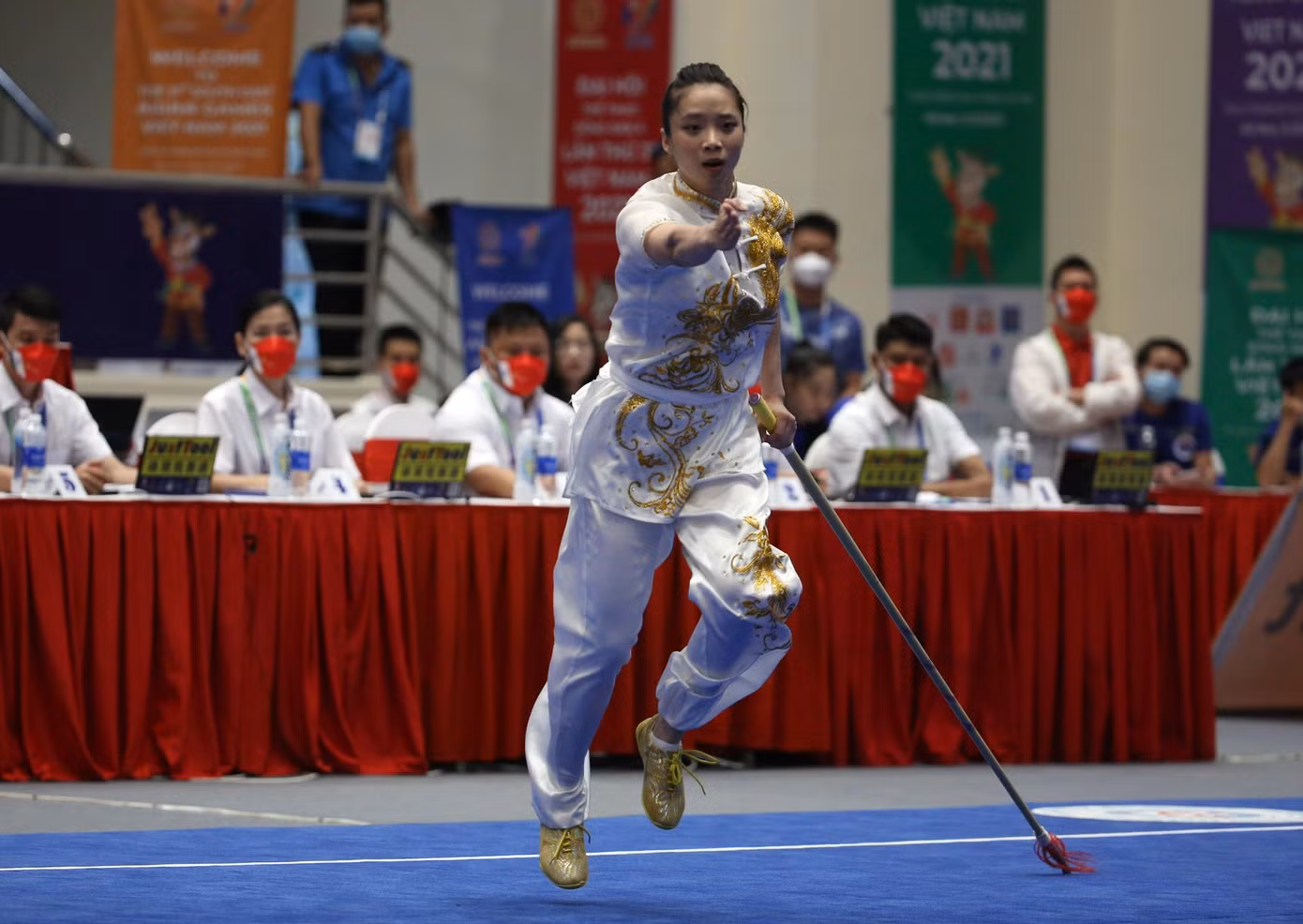 Sau gần 5 năm Thúy Vi mới tái xuất ở sàn đấu SEA Games và cô gái vàng Wushu của Việt Nam lập tức khẳng định đẳng cấp với cú đúp HCV.