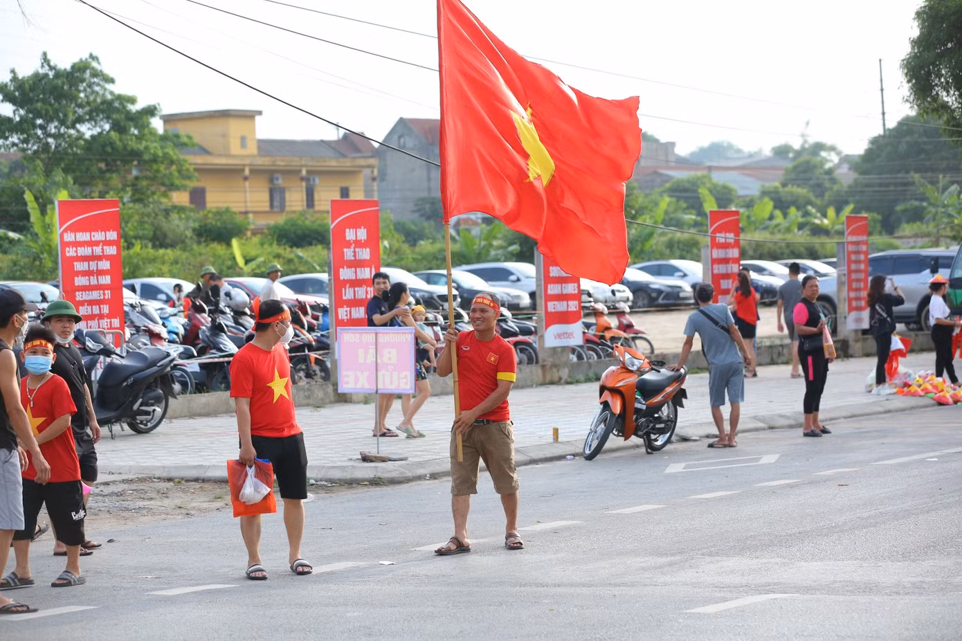 Trước giờ bóng lăn, rất đông CĐV đã kéo về sân vận động Việt Trì để trực tiếp theo dõi U23 Việt Nam thi đấu.