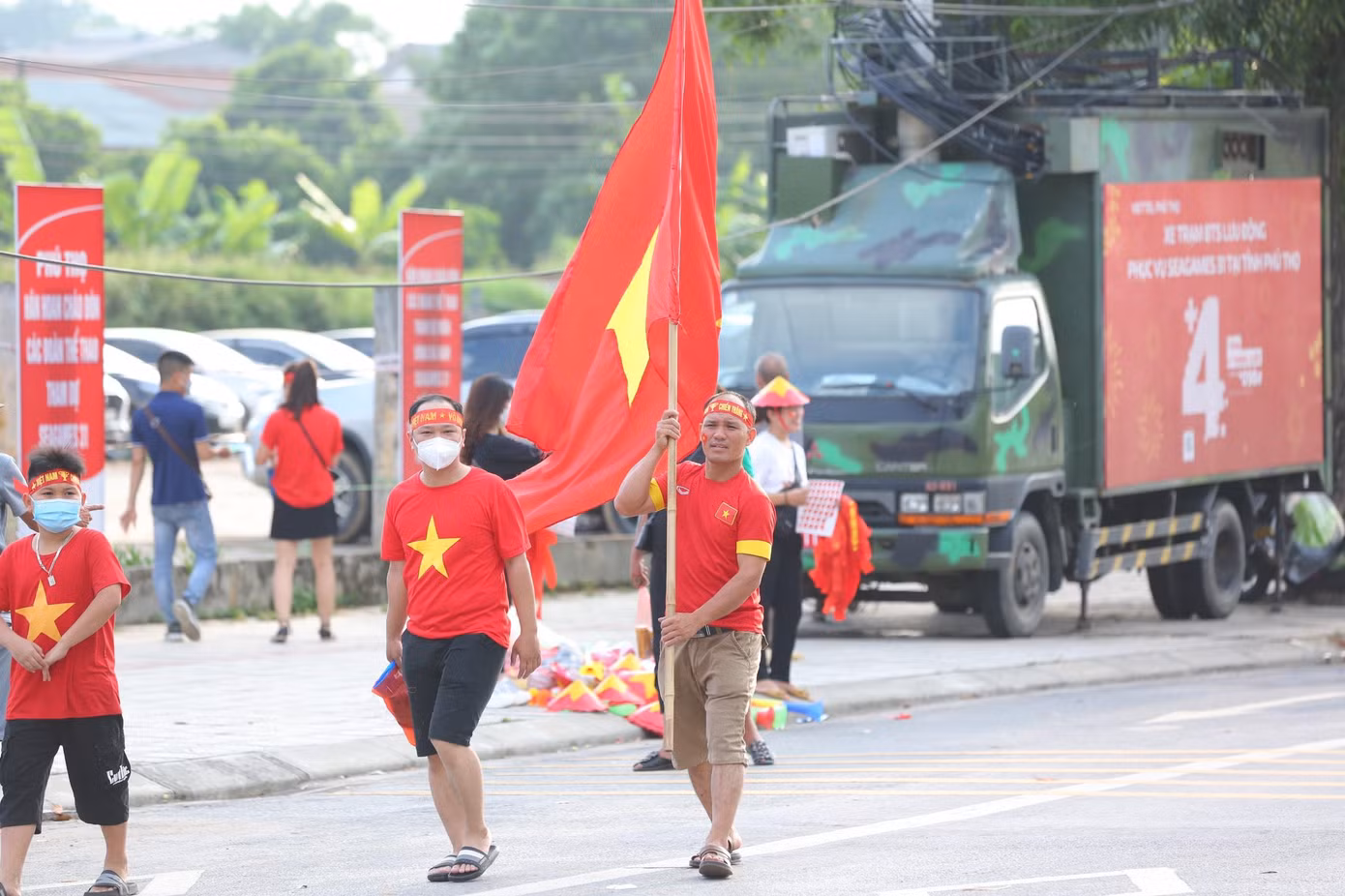 Các CĐV mặc áo Cờ đỏ sao Vàng, mang Quốc kỳ, băng rôn, khẩu hiệu...vào sân để cổ vũ cho thầy trò HLV Park Hang-seo.