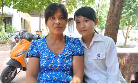 Cô Dương Thị Ngữ và con gái Ngô Thị Phúc trước ngày thi ĐH. (Ảnh: Văn Chung).
