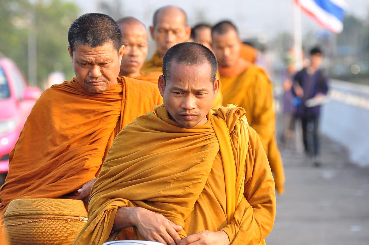 Các nhà sư Thái Lan đi khất thực lúc sáng sớm. Ảnh: Photopedia.