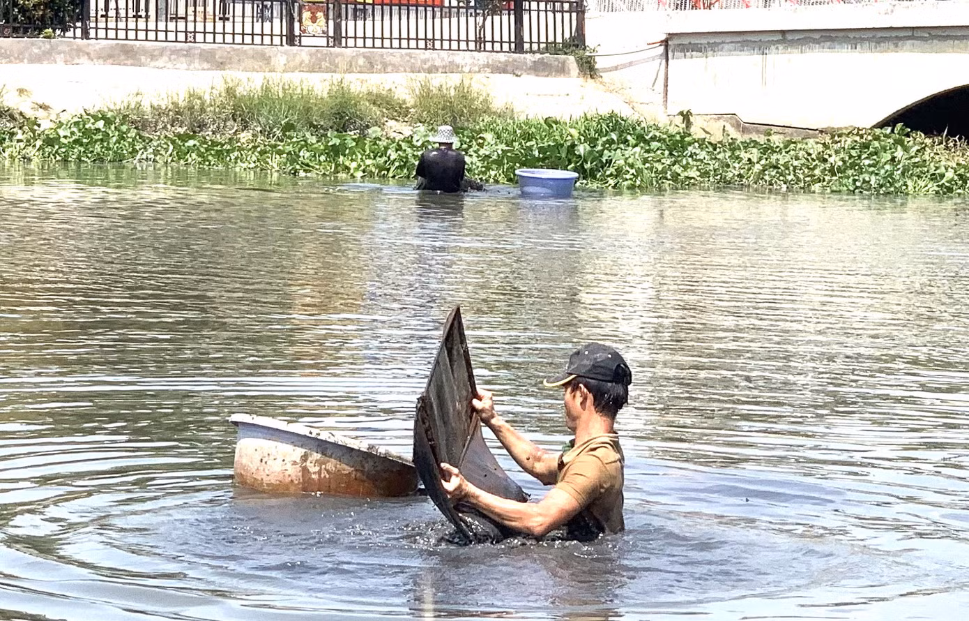 Để bắt được trùn chỉ, các thợ săn phải ngụp lặn dưới dòng nước bẩn trong nhiều giờ liền. Dù vậy, nghề này cho thu nhập cao, bản thân lại quen với môi trường sông nước nên các thợ săn cảm thấy bình thường.