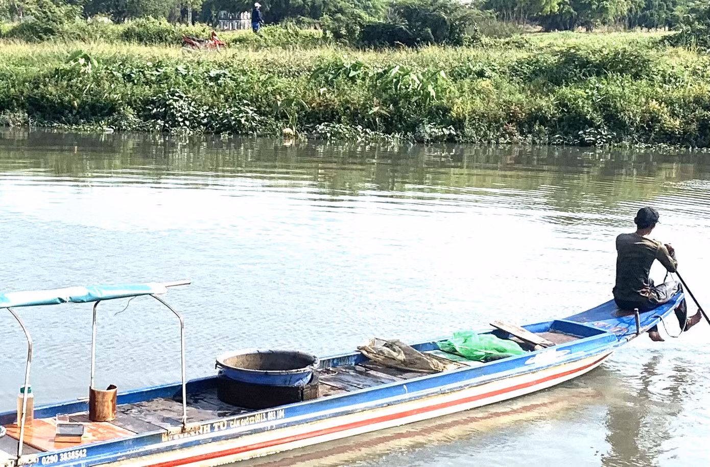 Anh Nguyễn Hoàng, một thợ săn trùn chỉ cho biết, săn trùn chỉ vất vả nhưng mỗi ngày anh cũng kiếm được vài trăm, có hôm được cả triệu đồng. "Có bao nhiêu trùn đều bán hết trong tích tắc vì nhu cầu quá lớn”, anh Hoàng chia sẻ.