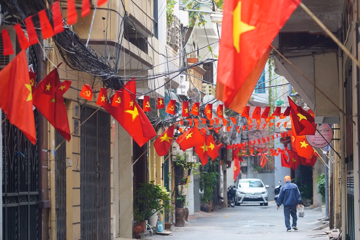 Con ngõ nhỏ trên phố Nguyễn Ngọc Nại rực rỡ cờ hoa .