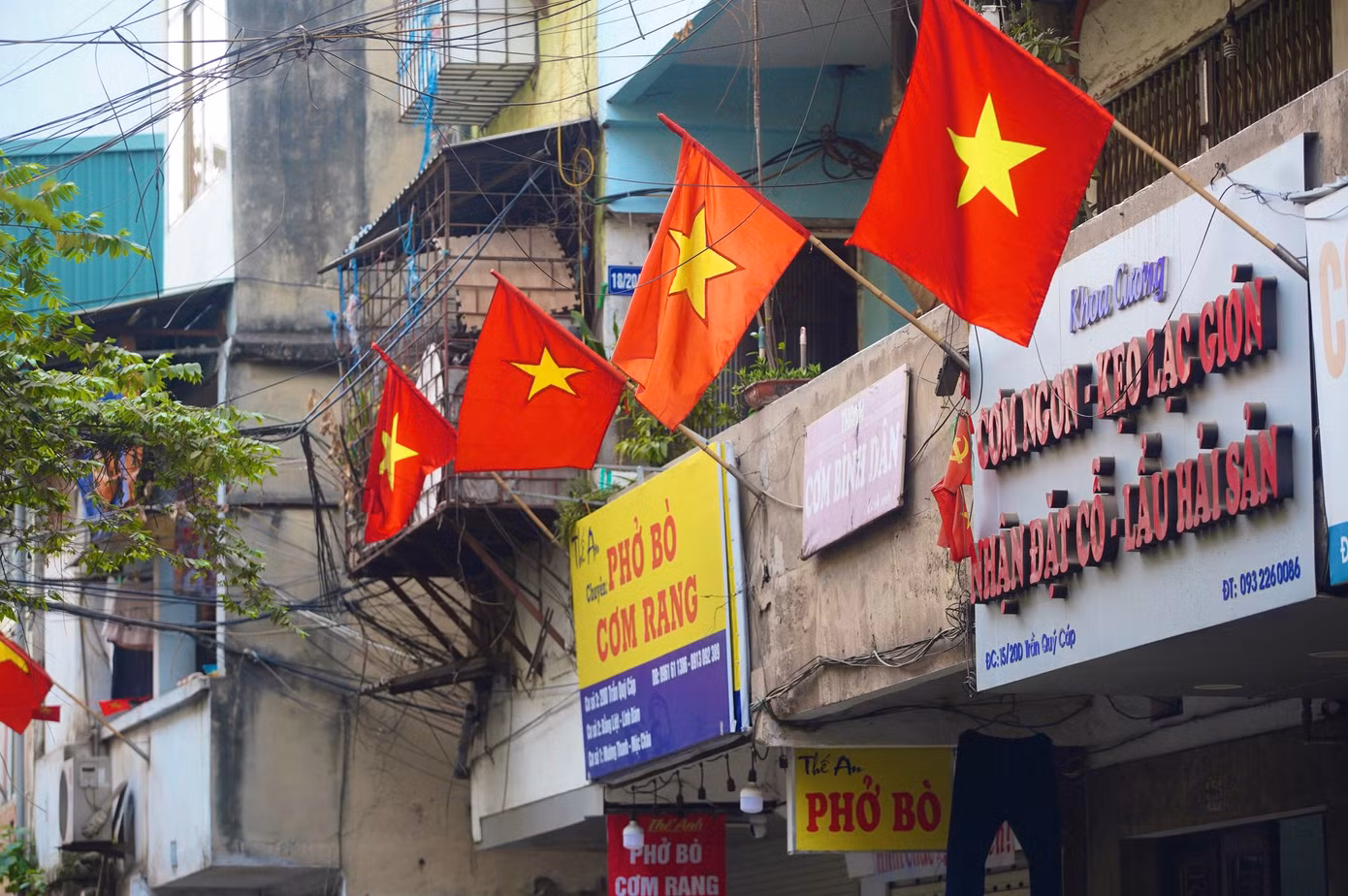 Cờ đỏ rực rỡ tại chung cư ở phố Trần Quý Cáp ngày 29 Tết.