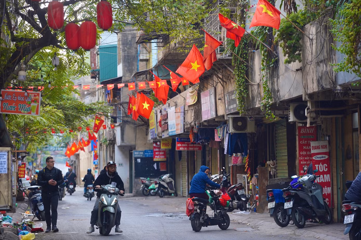 Cờ đỏ rực rỡ tại chung cư ở phố Trần Quý Cáp ngày 29 Tết.