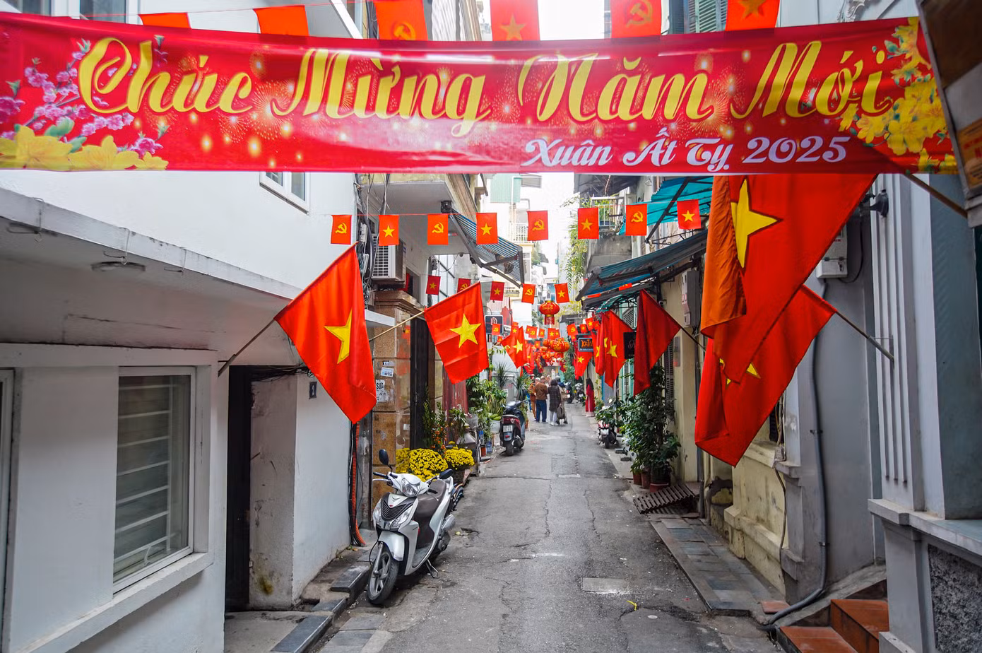 Một con ngõ nhỏ rực rỡ cờ hoa.