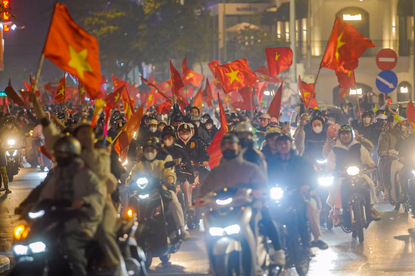 Ngay sau tiếng còi kết thúc trận chung kết lượt đi AFF Cup 2024 đêm qua, hàng vạn người dân Hà Nội đã đổ ra đường ăn mừng chiến thắng của đội tuyển Việt Nam trước Thái Lan.