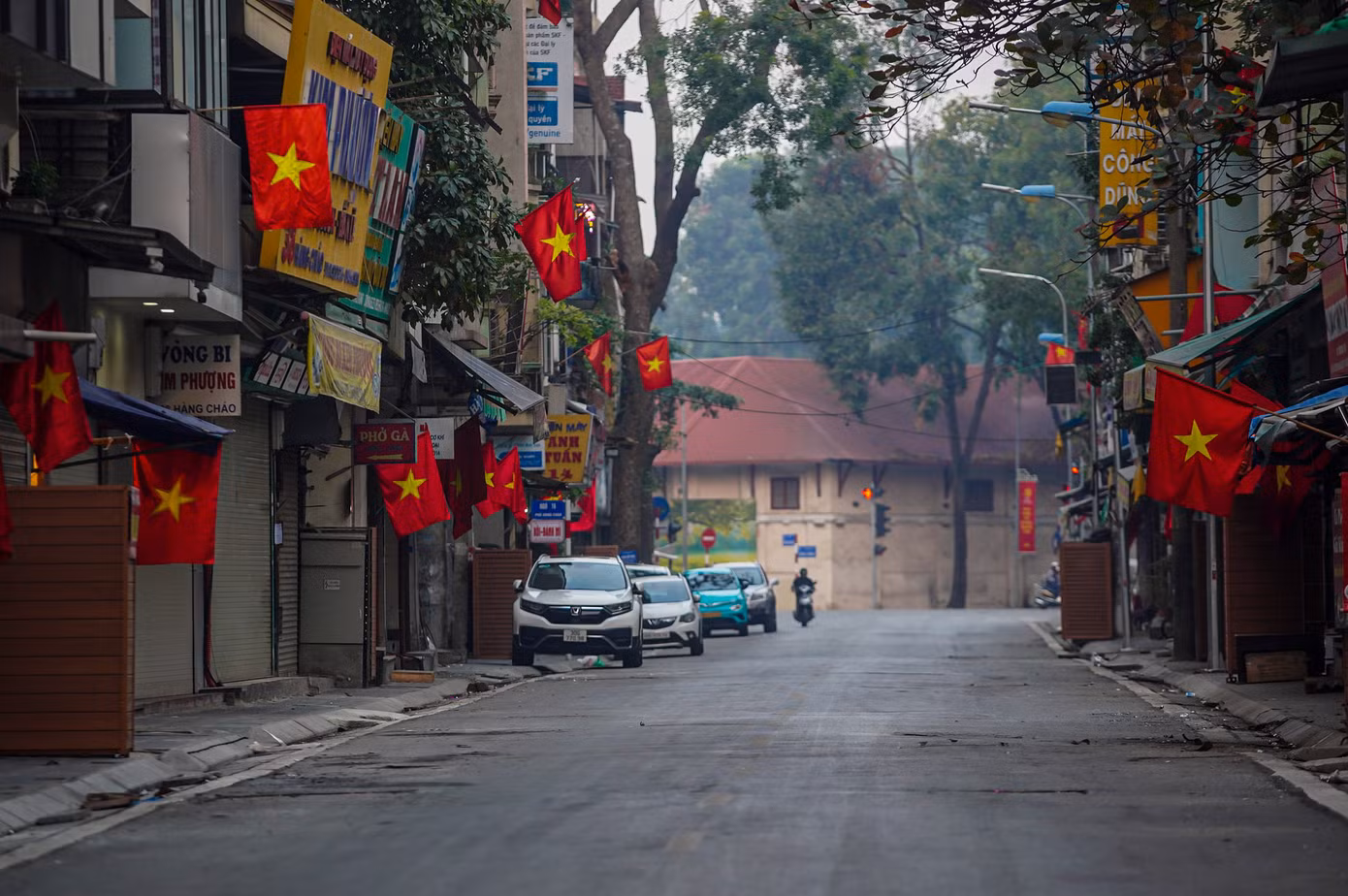 Thay vào đó là một Hà Nội bình yên hiếm có với khung cảnh phố phường yên tĩnh cùng sắc cờ đỏ sao vàng hiện lên như một bức tranh.