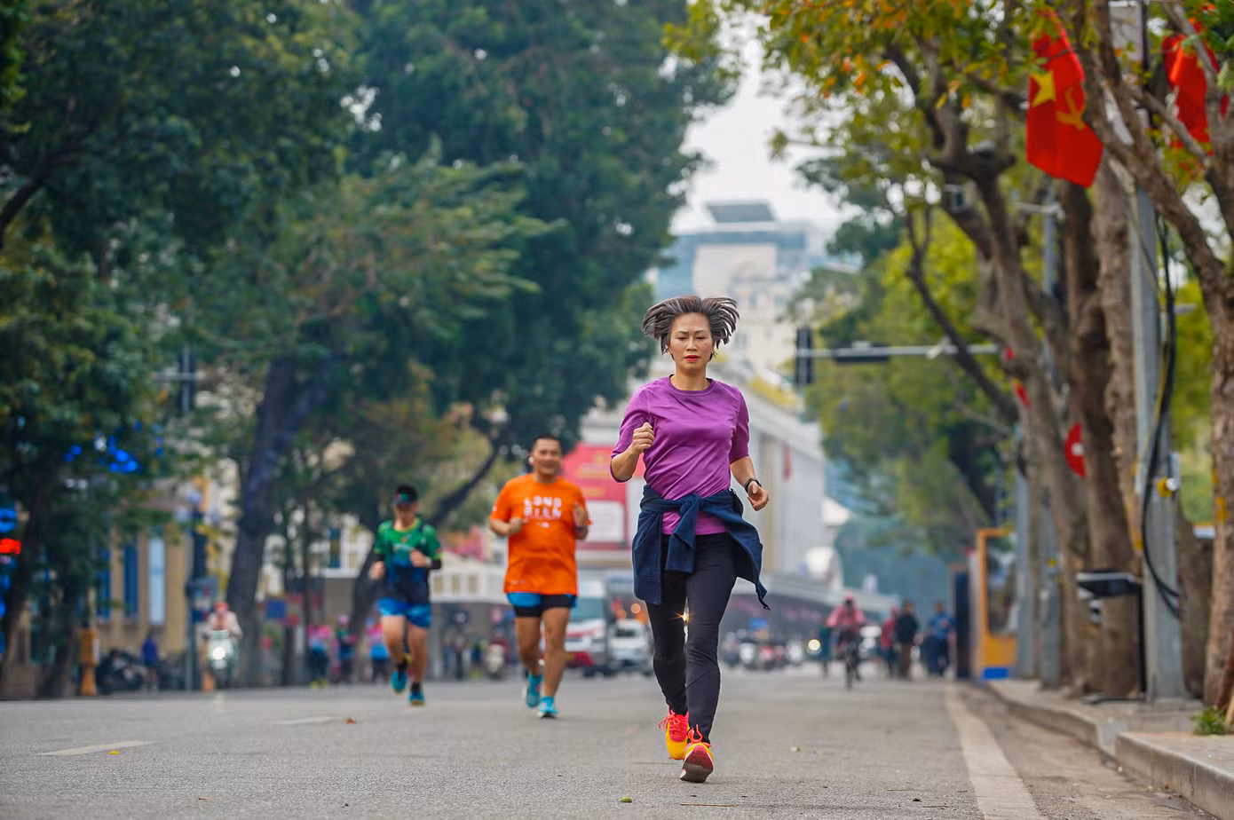 Nhiều người dân đã dậy sớm để tận hưởng không khí trong lành của sáng mùng 1 Tết.