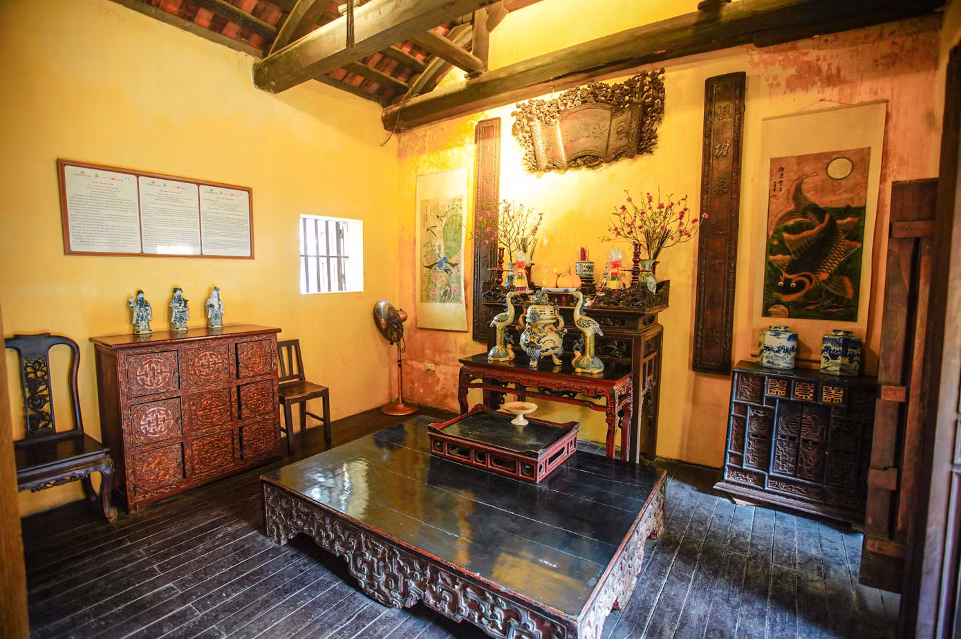 Khu vực phòng thờ mang kiến trúc của người Việt xưa. Trên bàn thờ là các đồ tượng trưng cho năm yếu tố ngũ hành đó là Kim, Mộc, Thủy, Hỏa, Thổ.