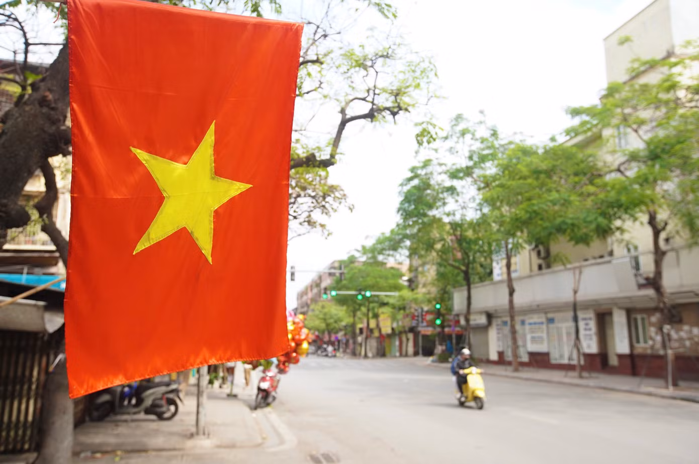 Cờ treo trên phố Tôn Thất Tùng.