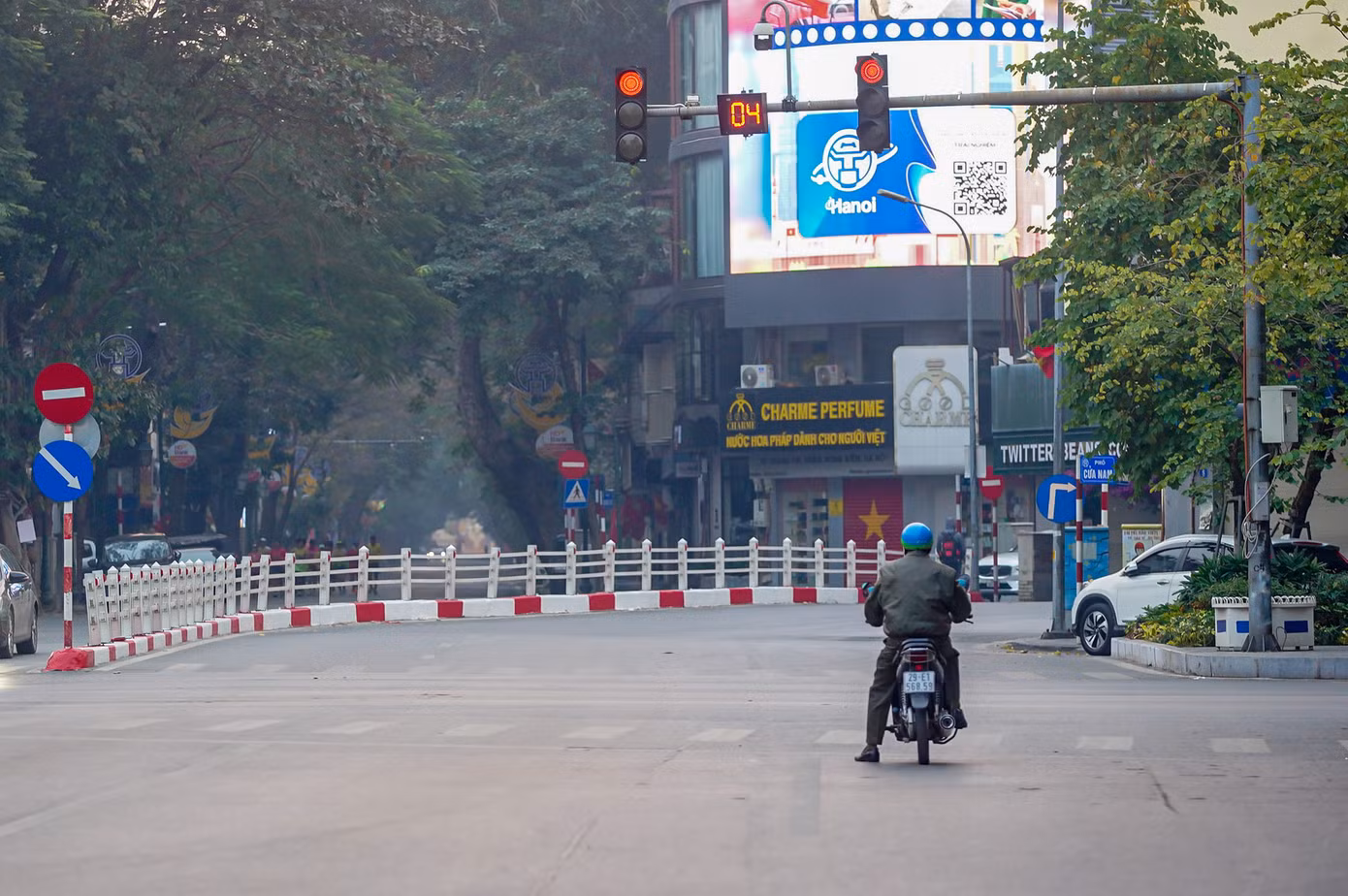 Đường rộng thênh thang, tuy nhiên các phương tiện di chuyển trong sáng mùng 1 vẫn chấp hành luật lệ giao thông.