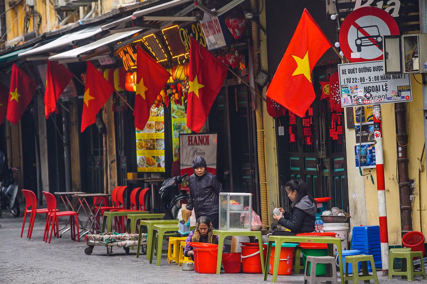 Một quán ăn bày hàng từ rất sớm mùng 1 Tết.