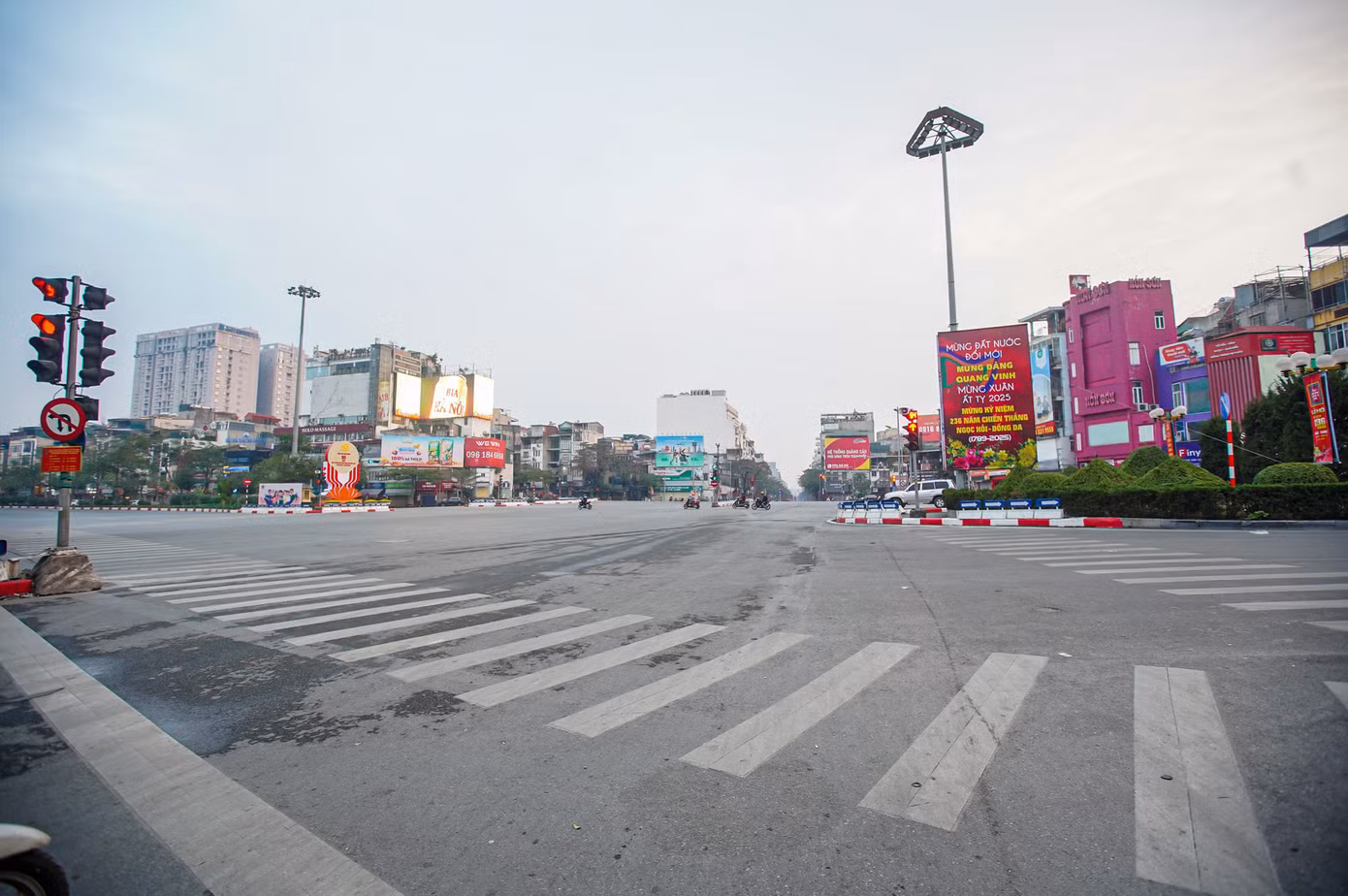 Sáng mùng 1 Tết Nguyên đán, phố phường Hà Nội lác đác xe cộ, không có cảnh tắc đường, hàng hóa bày bán, kinh doanh vỉa hè…