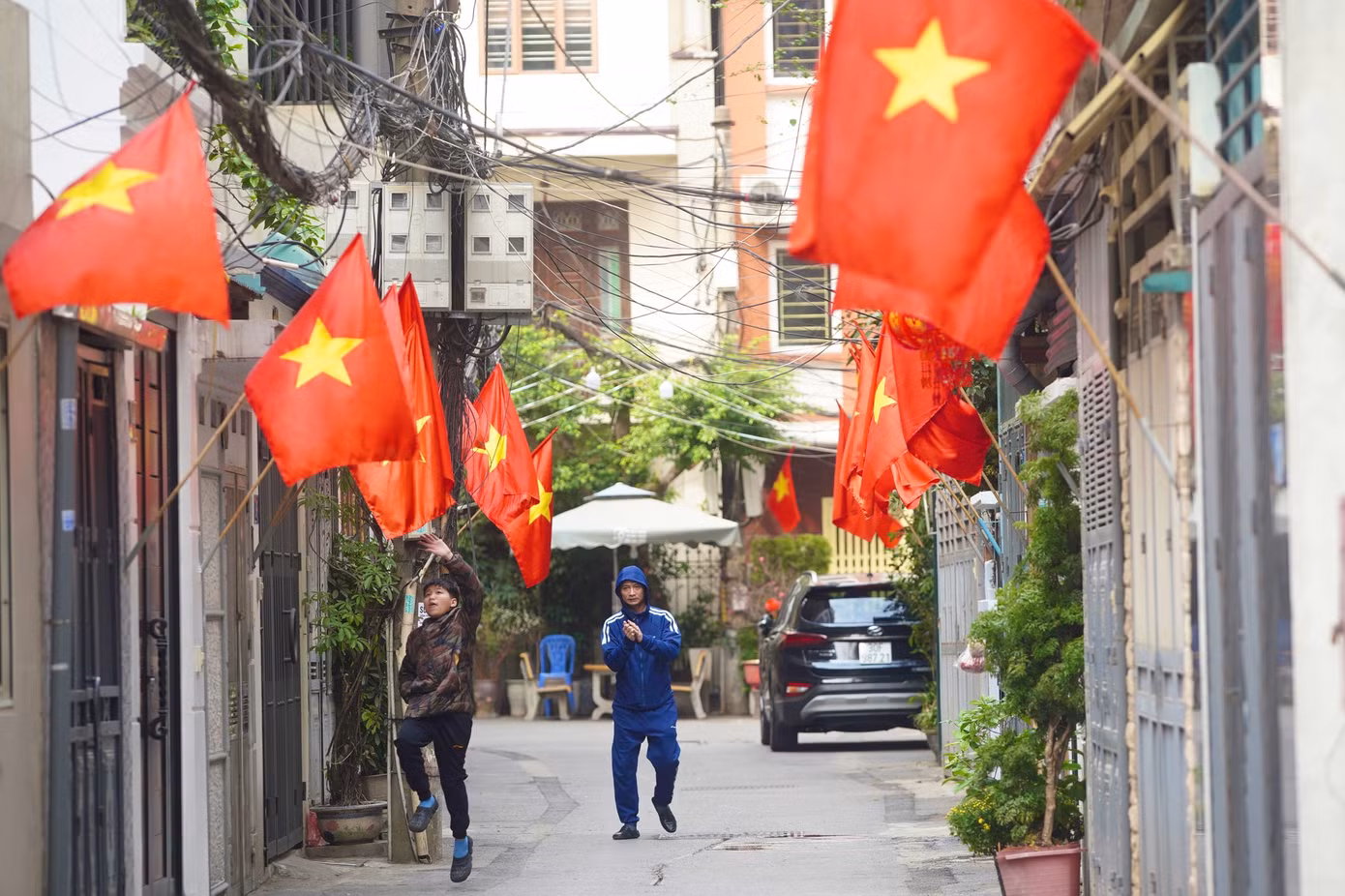 Từ nhà ra ngõ, từ ngõ nhỏ rẽ tới phố lớn, khắp nơi nơi đều ngập tràn không khí Tết.