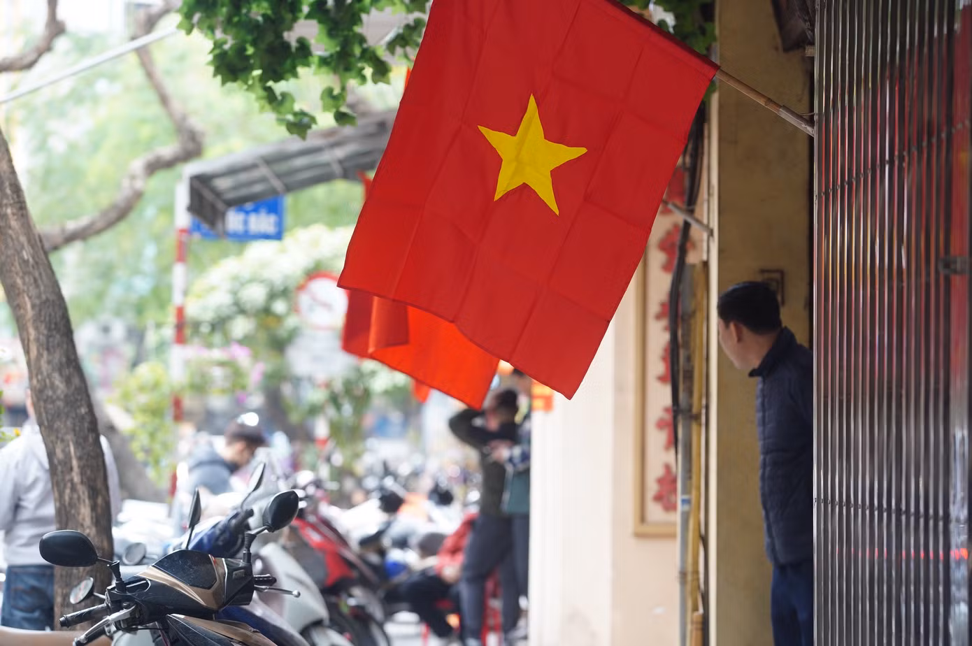 Ngày 29 Tết, ngày cuối cùng trước khi bước sang năm 2025, đường phố Thủ đô vắng vẻ, tĩnh lặng hơn, người dân có thể cảm nhận rõ không khí Tết, sắc đỏ màu cờ bao phủ các ngõ ngách.