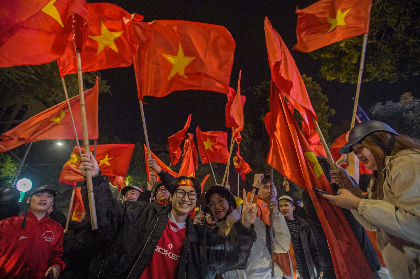 Nhiều người đã reo hò đến khản tiếng nhưng vẫn lưu luyến chưa muốn về nhà, nguyện thức trắng đêm trong niềm vui chiến thắng.