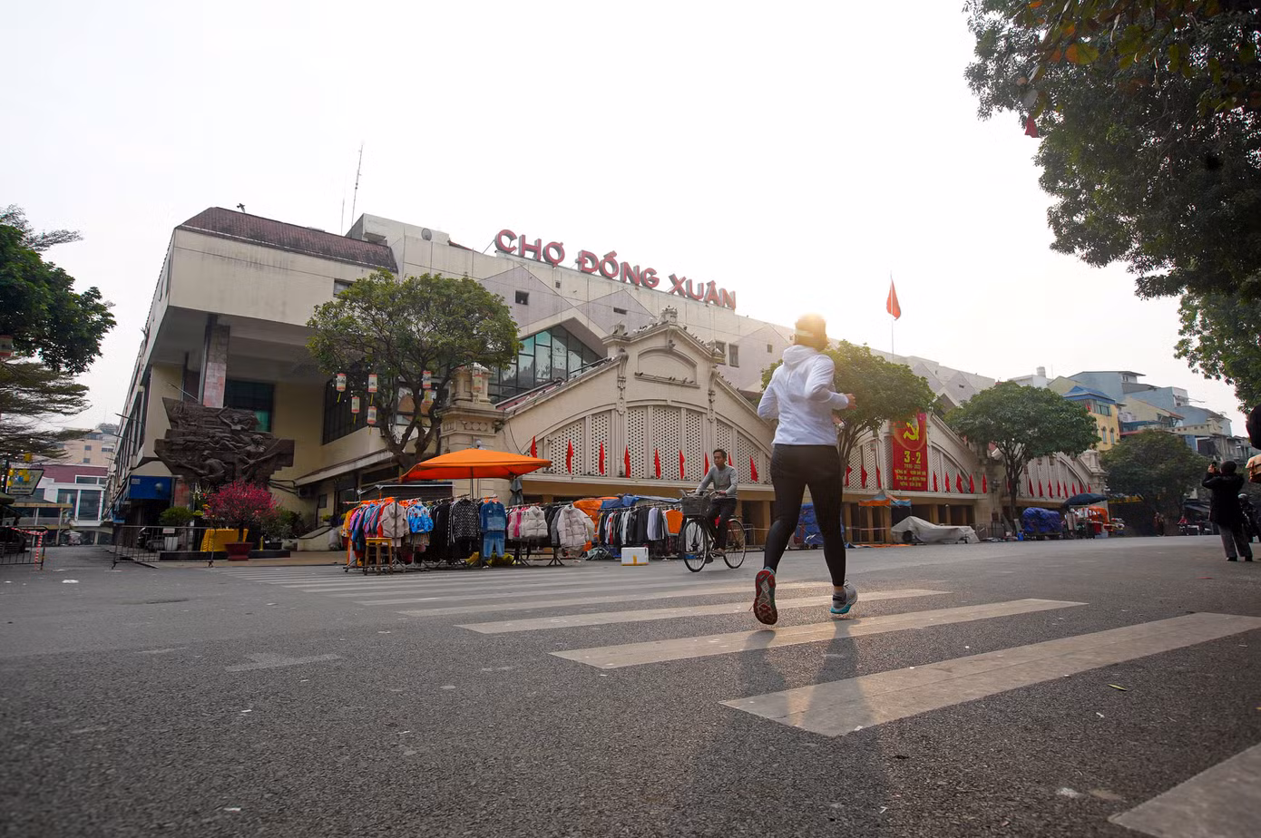 Khung cảnh thanh bình hiếm thấy tại khu vực chợ Đồng Xuân.